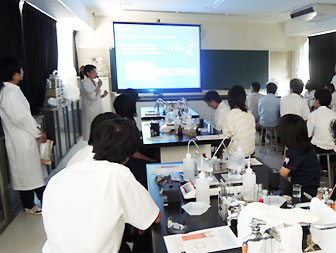 説明を聞く受講生の様子