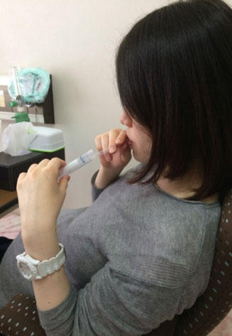 唾液採取の様子:ELISAによる妊婦の唾液オキシトシン測定